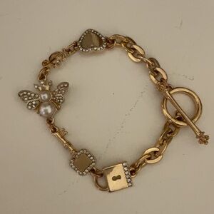 Juicy couture, new Gold Charm Bracelet with Bee and Lock Accents